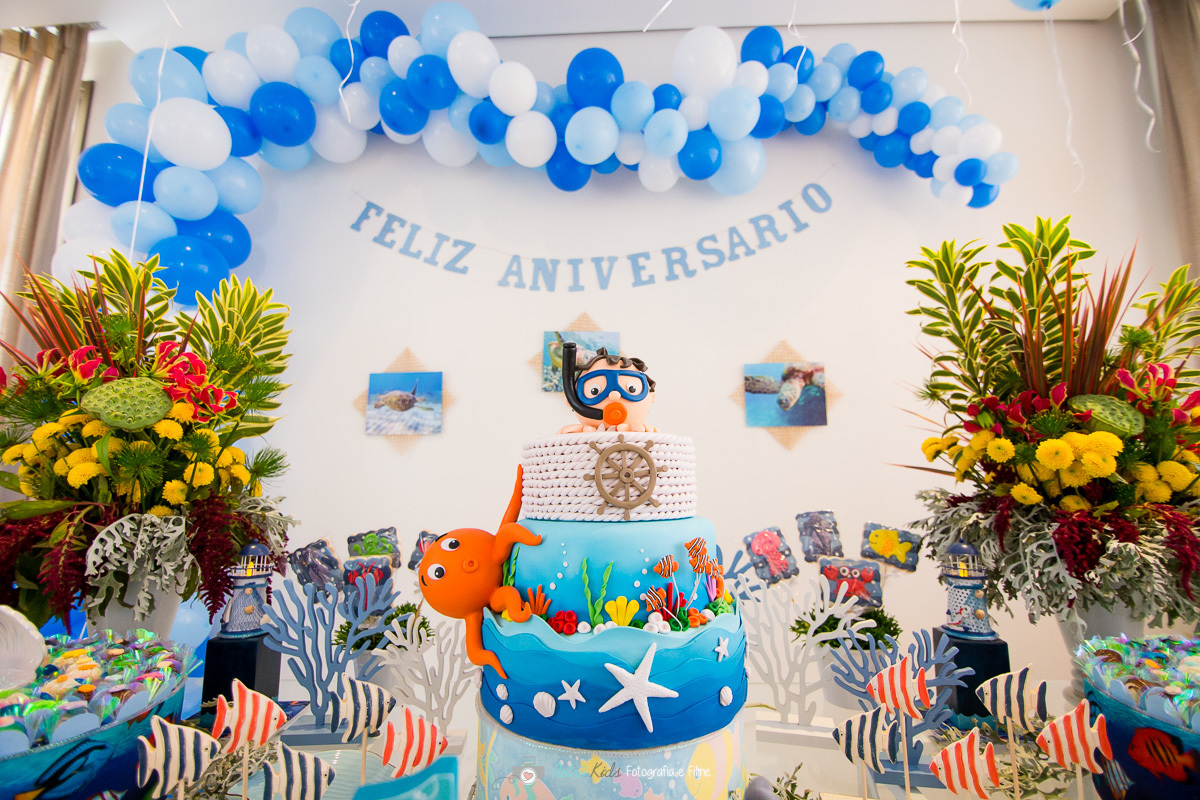 bolo do aniversário do guilherme com o bolo no tema o fundo do mar