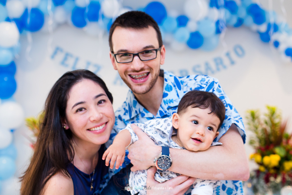 Brincadeira com a família em frente a mesa de aniversário do Guilherme