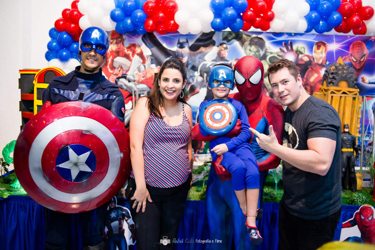 fotografia da família com os personagens super heróis no Buffet Salakaboom no Ipiranga SP
