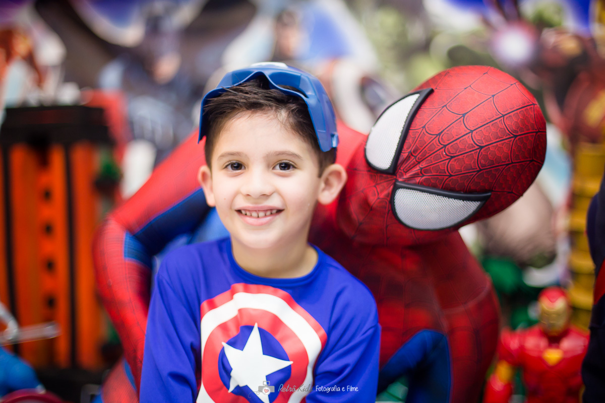 Gustavo com o homem aranha durante sua festa de aniversário
