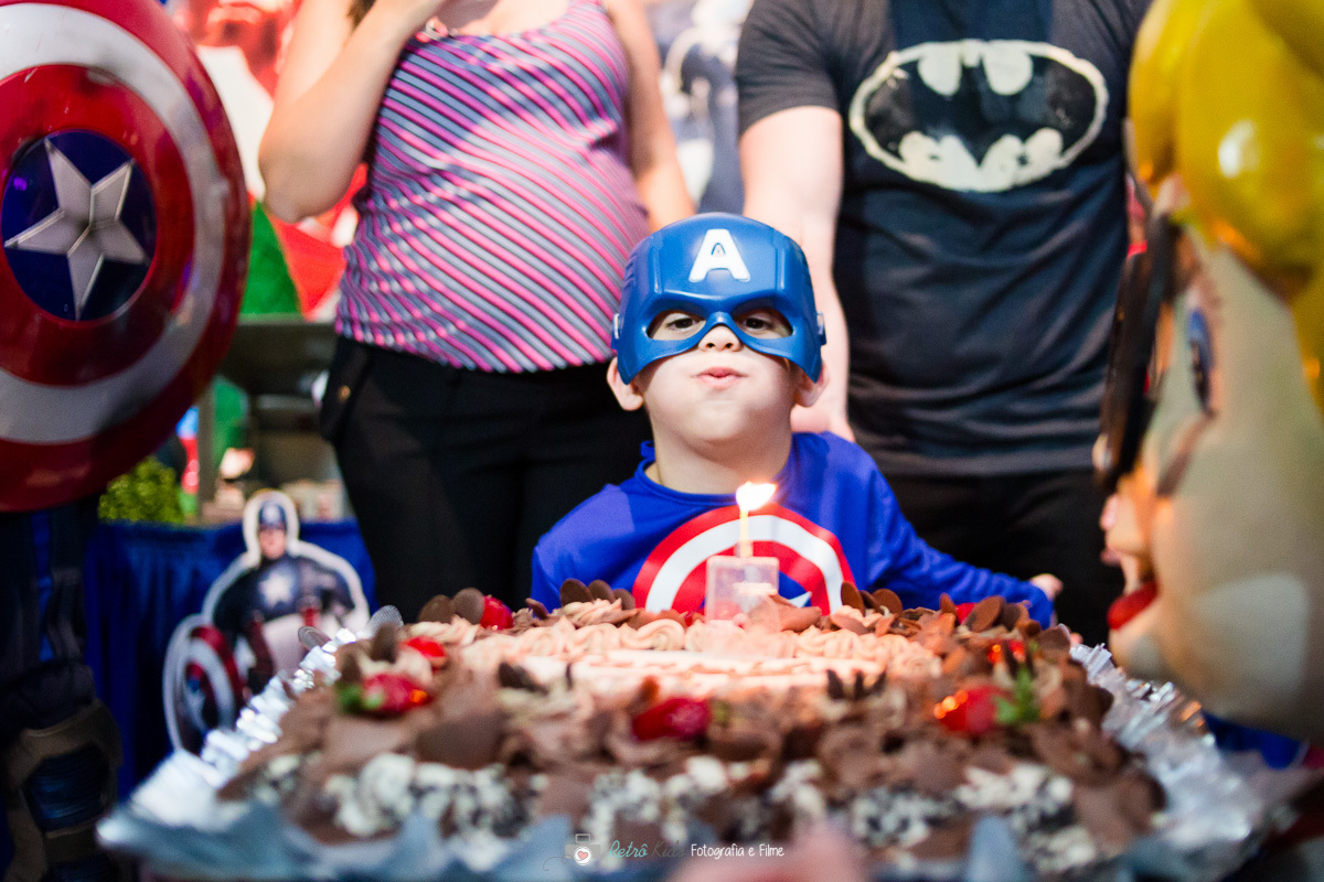 bolo de aniversário durante aniversário de 5 anos do Gustavo no Buffet Salakaboom no Ipiranga SP