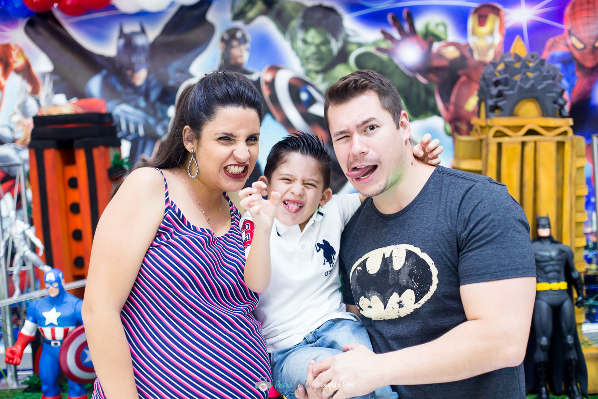 Diversão durante a festa do Gustavo com o tema super heróis por Retrô Kids Fotografia
