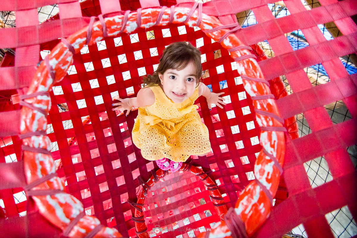 Pietra  brincando na sua festa de aniversário