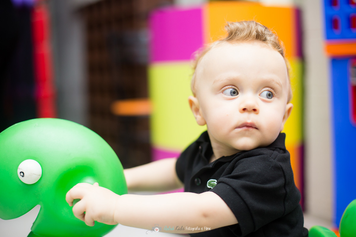Arthur brincando na sua festa infantil