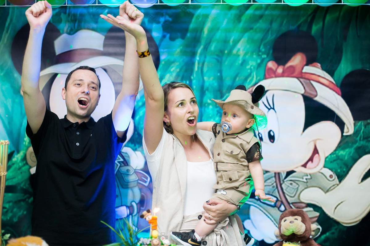 Fotografia da festa infantil do Arthur durante música do parabéns Buffet Bee Happy em SP