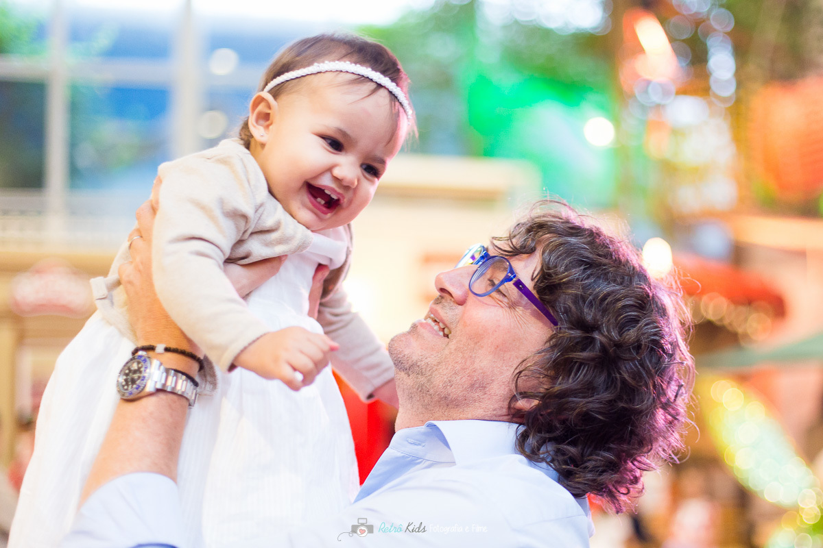Papai da Alice brincando com sua filha por Retrô Kids Fotografia