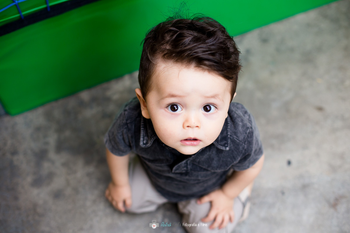 Guilherme olhando pra cima na sua festa