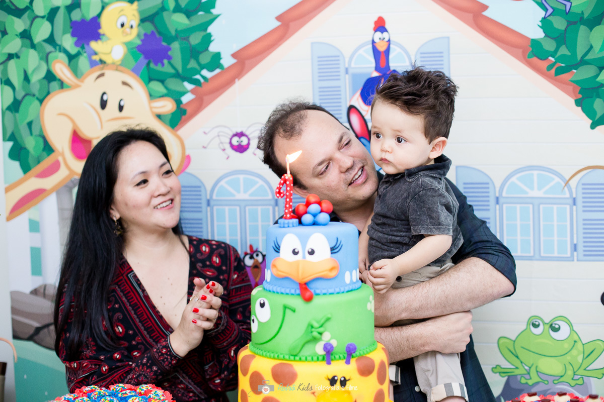 Hora do parabéns na mesa decorada da galinha pintadinha