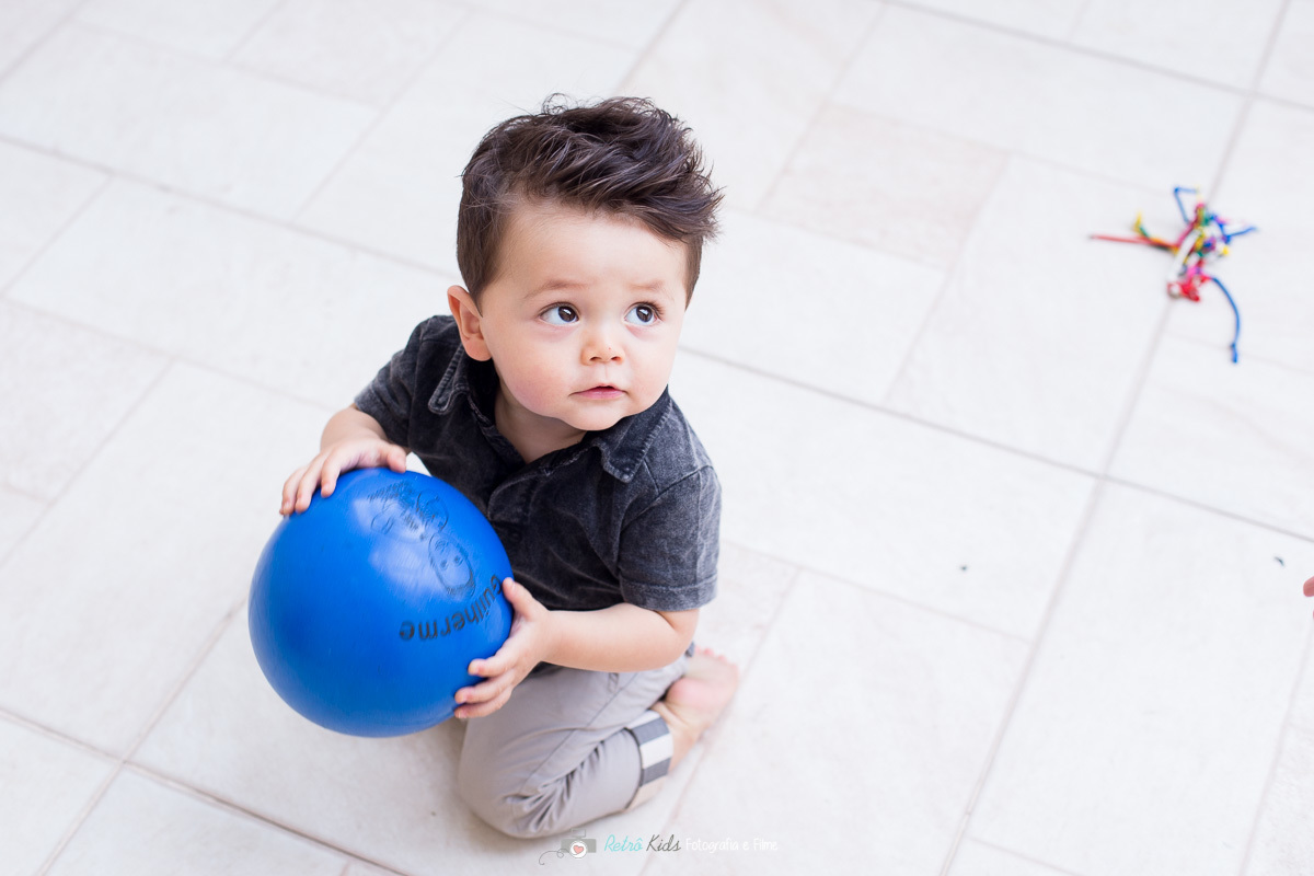 Guilherme brincando com a bola de futebol na sua festa infantil