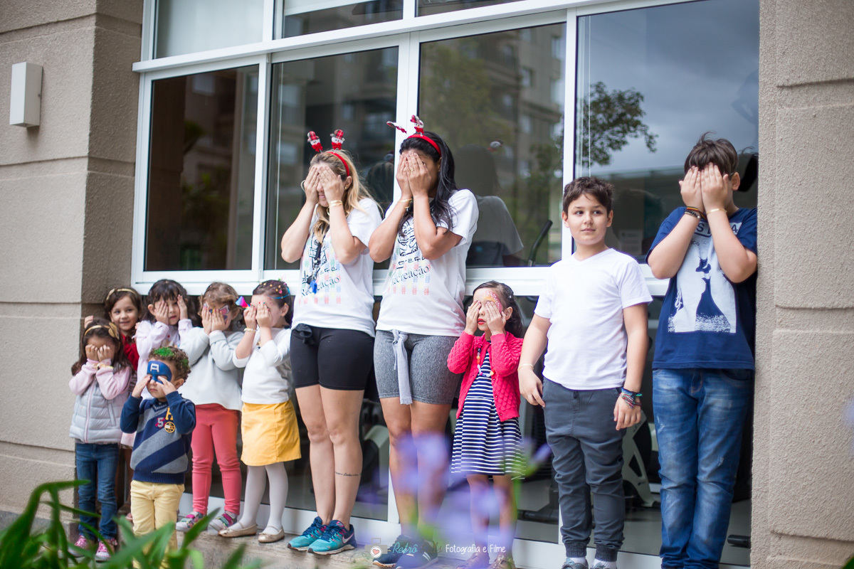 Animadores da equipe Di Graça alegrando todas as crianças da festa de aniversário
