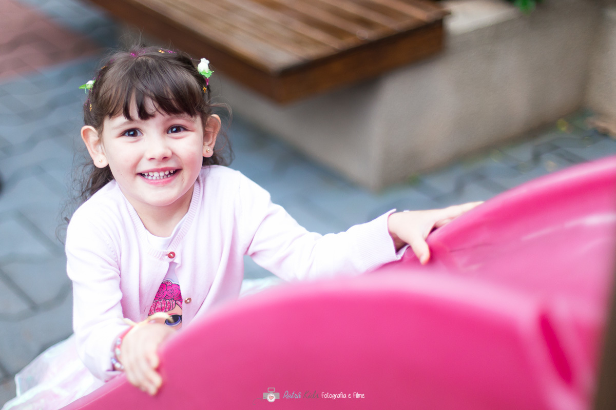 Lara brincando no escorregador do condomínio Alphaville