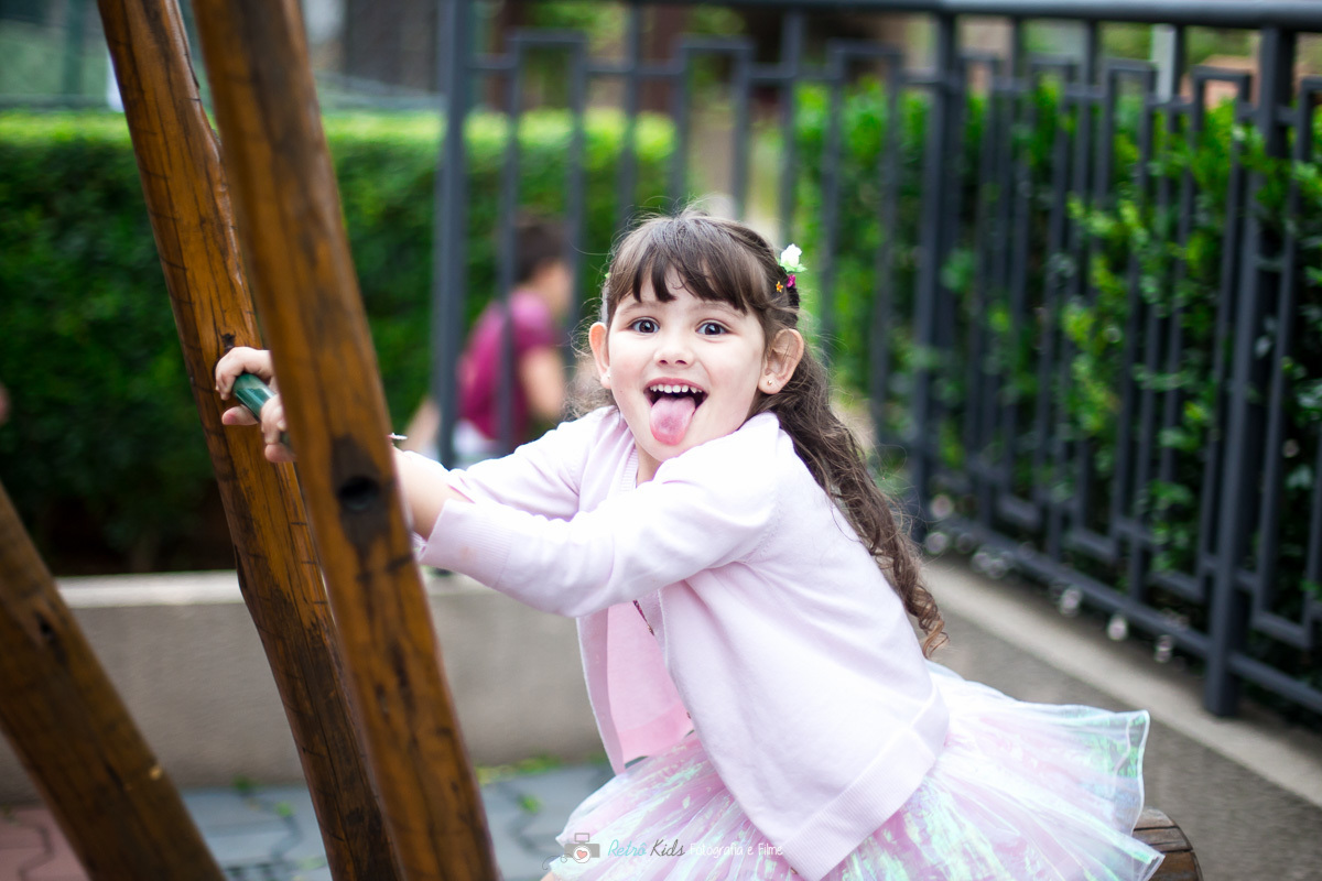 Lara mostrando a lingua da Lol Surprise