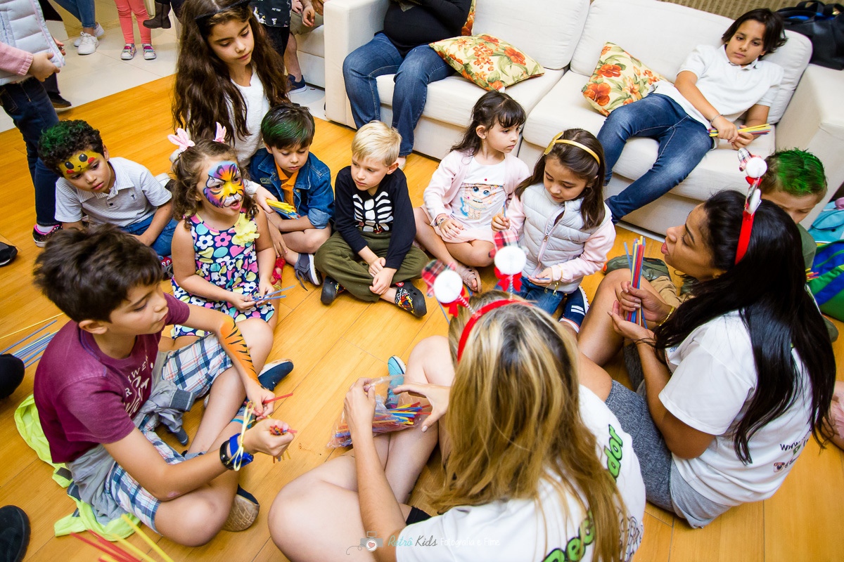 Crianças brincando com a equipe de animação Di Graça