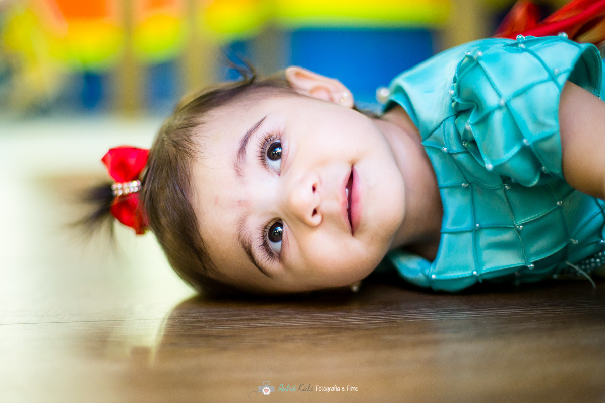 Valentina brincando na sua festa de aniversário de Branca de Neve