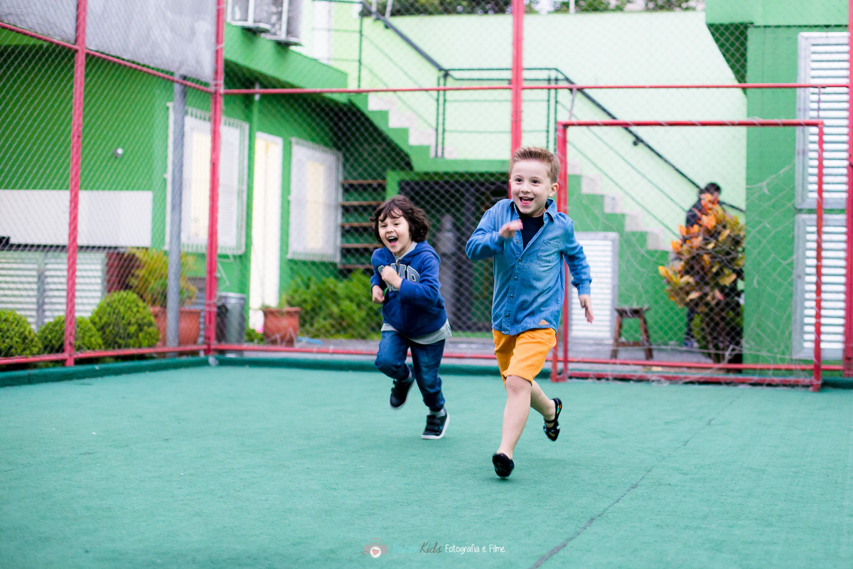 Jogo de futebol durante a festa de 5 anos do Davi por Retrô Kids Fotografia 