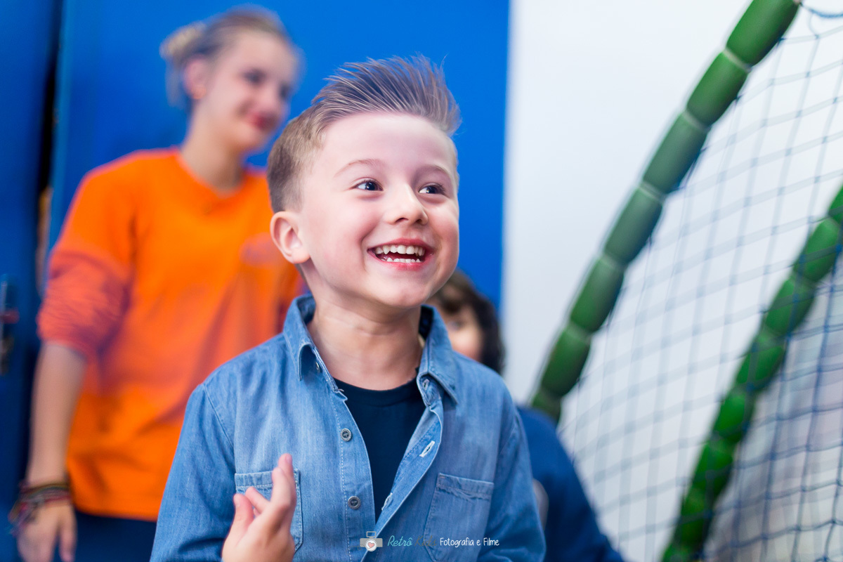 Aniversariante brincando na piscina de bolinhas com seu amigo por Retrô Kids Fotografia