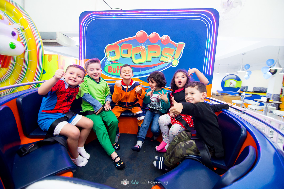 Diversão no brinquedo La Bamba do Buffet Ooops! em Santo André por Retrô Kids Fotografia