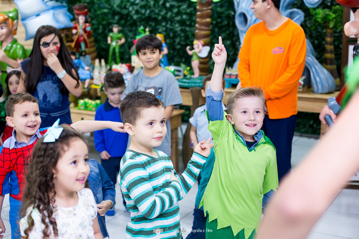 Reação do Davi ao ver o personagem Peter Pan durante sua festa para comemorar seus 5 anos de idade