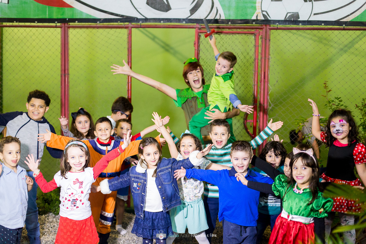 Todos os amigos da festa do Davi reunidos para um retrato junto com o personagem Peter Pan,