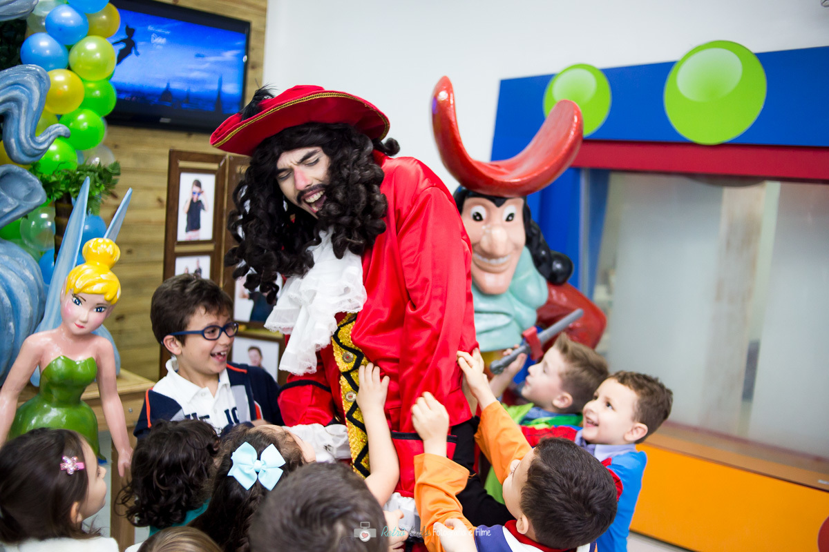 Chegada do Capitão Gancho na festa infantil dos 5 anos do Davi