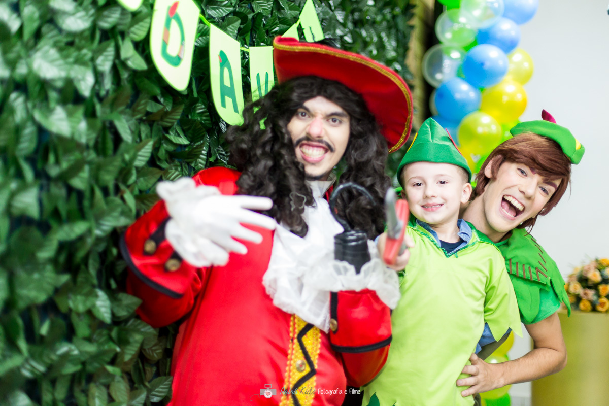 Muita diversão com os personagens Peter Pan e Capitão Gancho