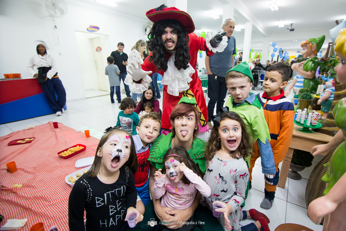 Amigos e primos na festa do Davi se divertindo com o Capitão Gancho por Retrô Kids Fotografia
