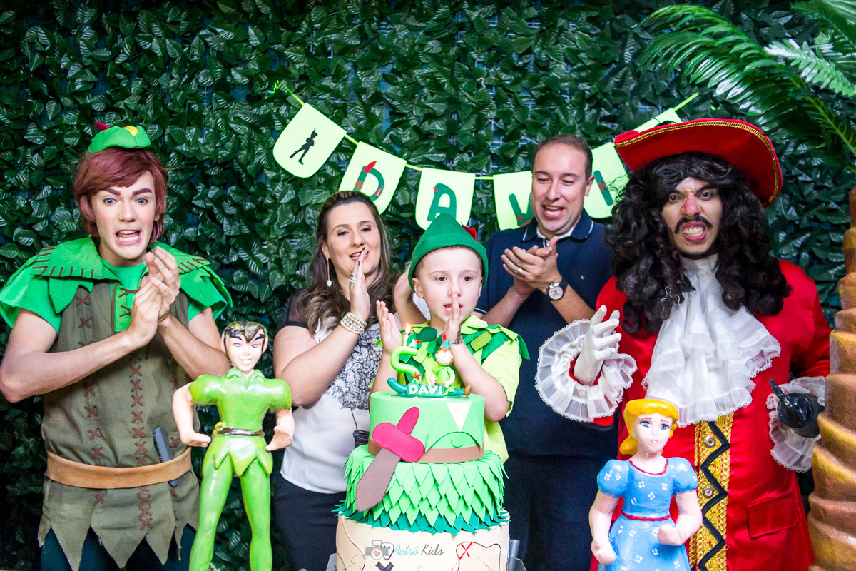 Hora do parabéns do Davi para comemorar seus 5 anos de idade juntos com o Peter Pan e o Capitão Gancho