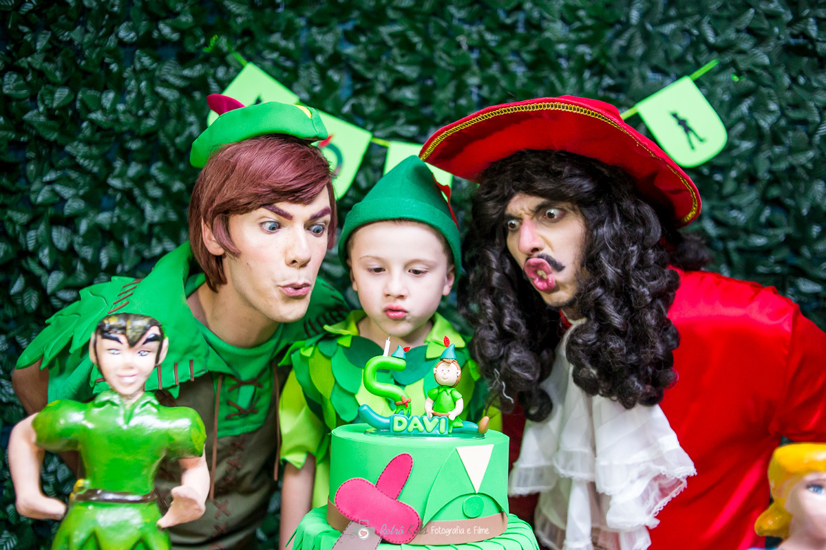 Peter Pan e Capitão Gancho assoprando a vela de aniversário na festa do Davi