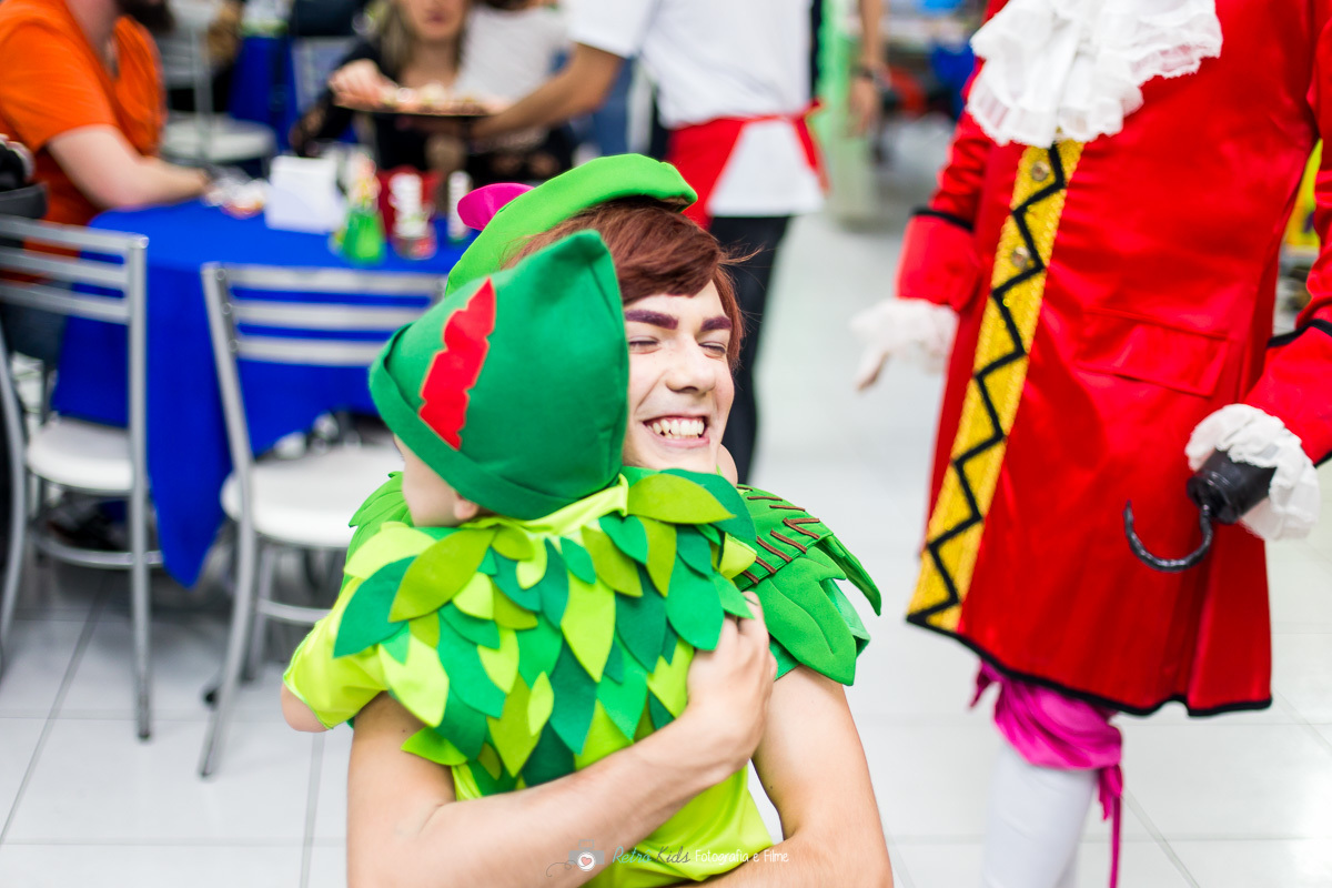 Abraço e muito carinho com o Peter Pan na festa de 5 anos