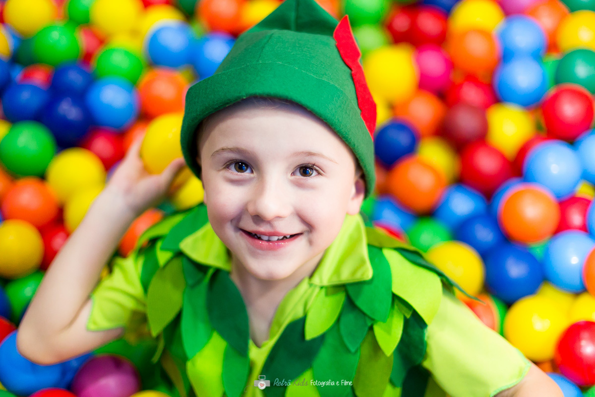 Davi com a fantasia do Peter Pan dentro da piscina de bolinhas no Buffet Ooops! em Santo André SP