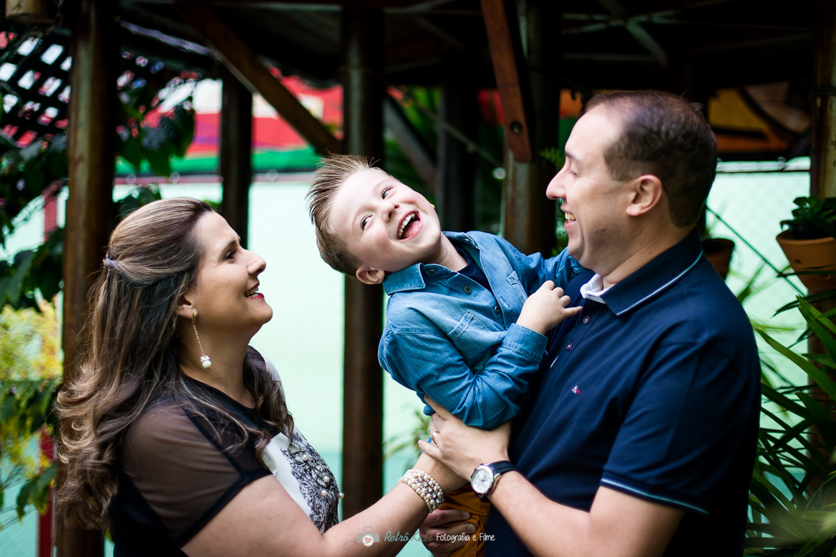 Fotografia da família durante a festa do Davi com o tema Peter Pan por Retrô Kids Fotografia