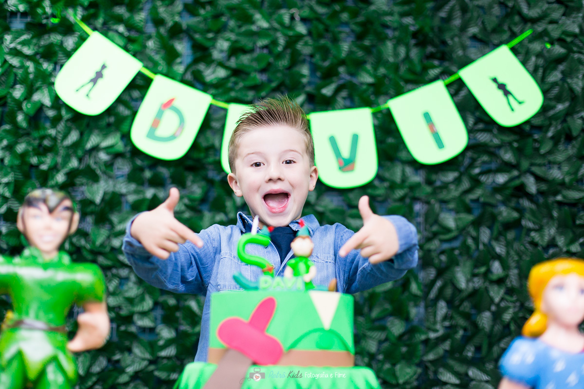 Davi  brincando com o seu bolo decorado do Peter Pan em Santo André ABC São Paulo