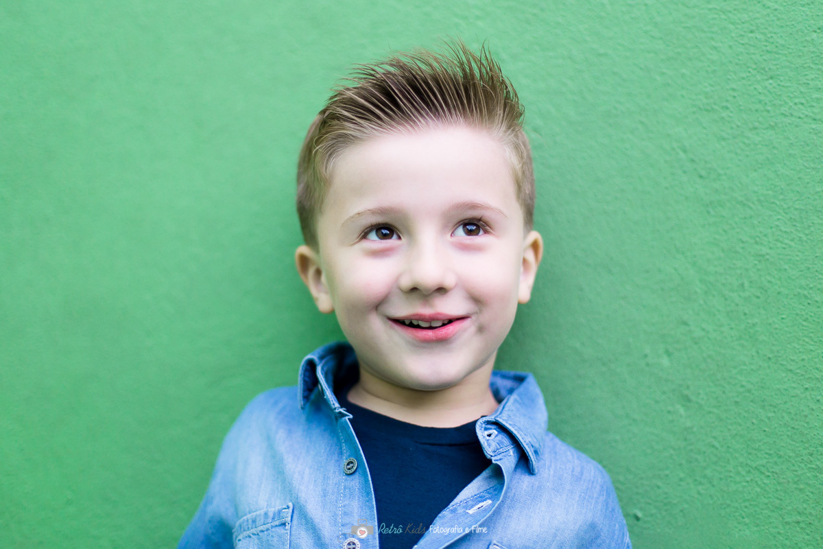 Aniversariante sorrindo na quadra de futebol do Buffet Ooops! em Santo André SP