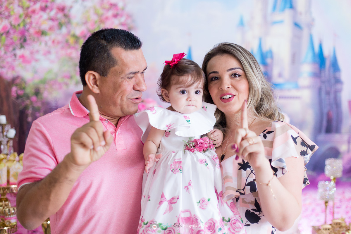 Retrato da família com a Luiza na sua festa infantil para comemorar seu primeiro aninho