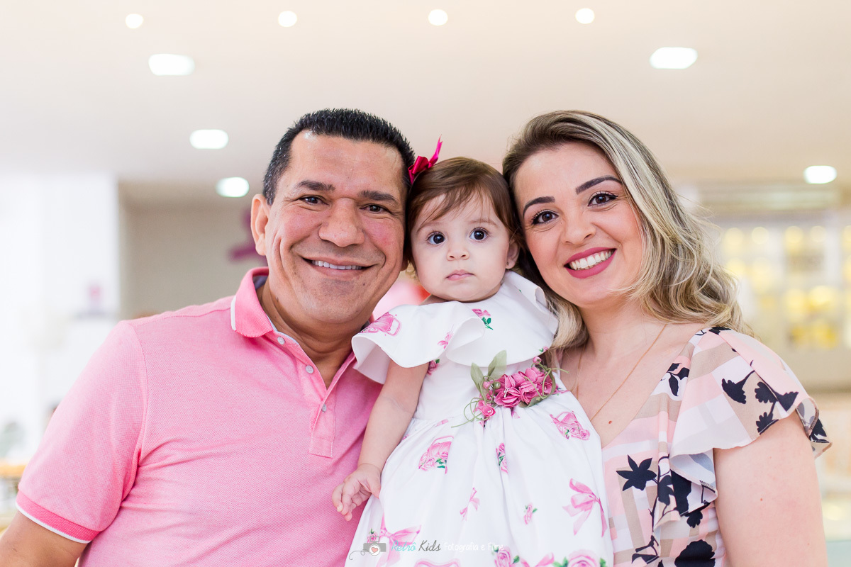Fotografia dos pais com a Luiza para comemorar seu aniversário
