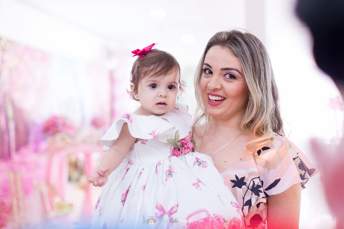 Luiza feliz com a chegada dos personagens na sua festa