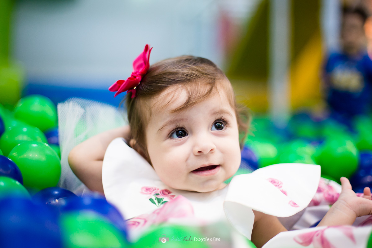 Luiza brincando na piscina de bolinhas do Buffet Mediterraneo