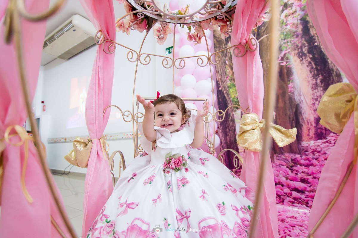 aniversariante se divertindo muito dentro da carruagem das princesas