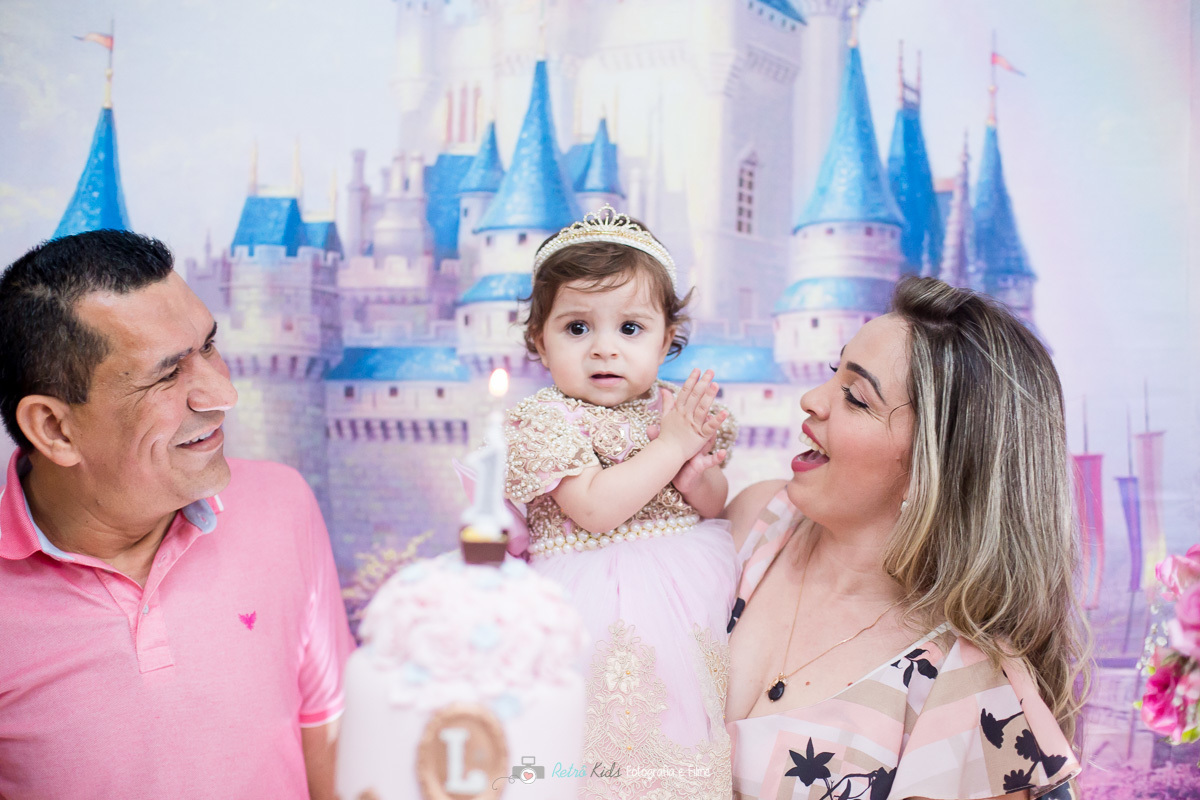 Hora do parabéns na festa da Luiza de 1 aninho por Retrô Kids Fotografia