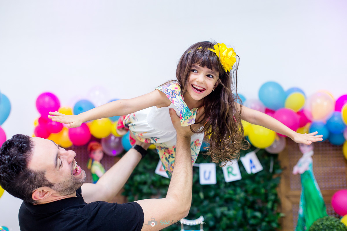 Papai da Laura fazendo aviãozinho e brincando muito na sua festa infantil no Espaço Jack Kingdom em Santo André SP