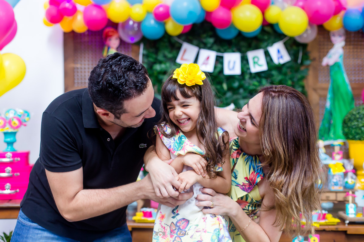 Fotografia espontânea da família para comemorar os 5 anos da Laura em Santo André SP por Retrô Kids Fotografia especializados em fotografia infantil