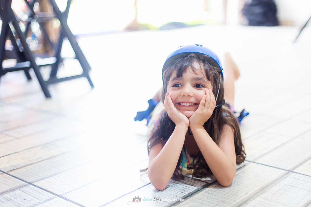 Laura deitada no Espaço Jack Kingdom em Santo André junto com as personagens da Frozen 