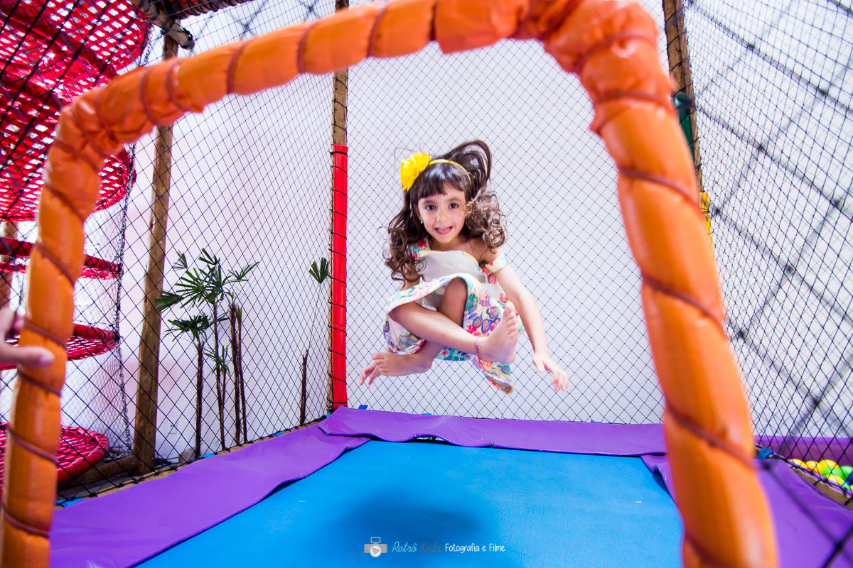 Brincadeiras no pula pula na festa infantil da Laura em Santo André por Retrô Kids Fotografia