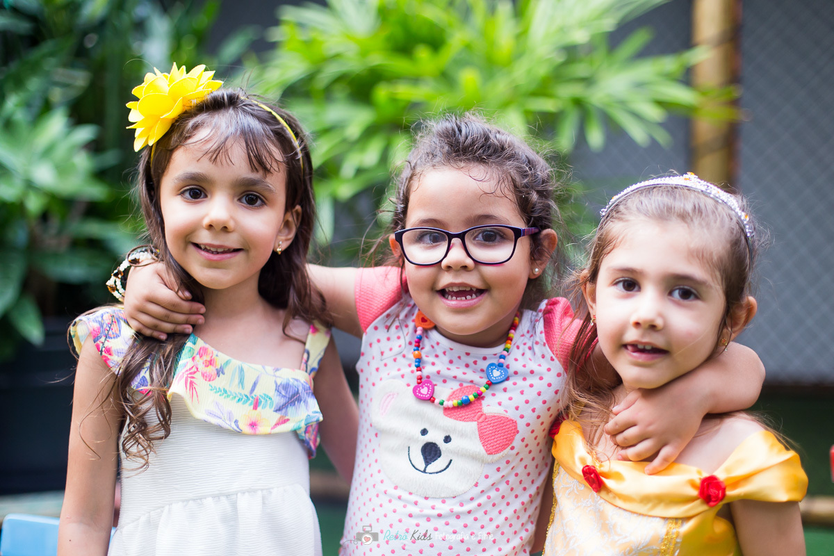 Laura junto com as amigas da escola durante sua festa de aniversário por Retrô Kids Fotografia