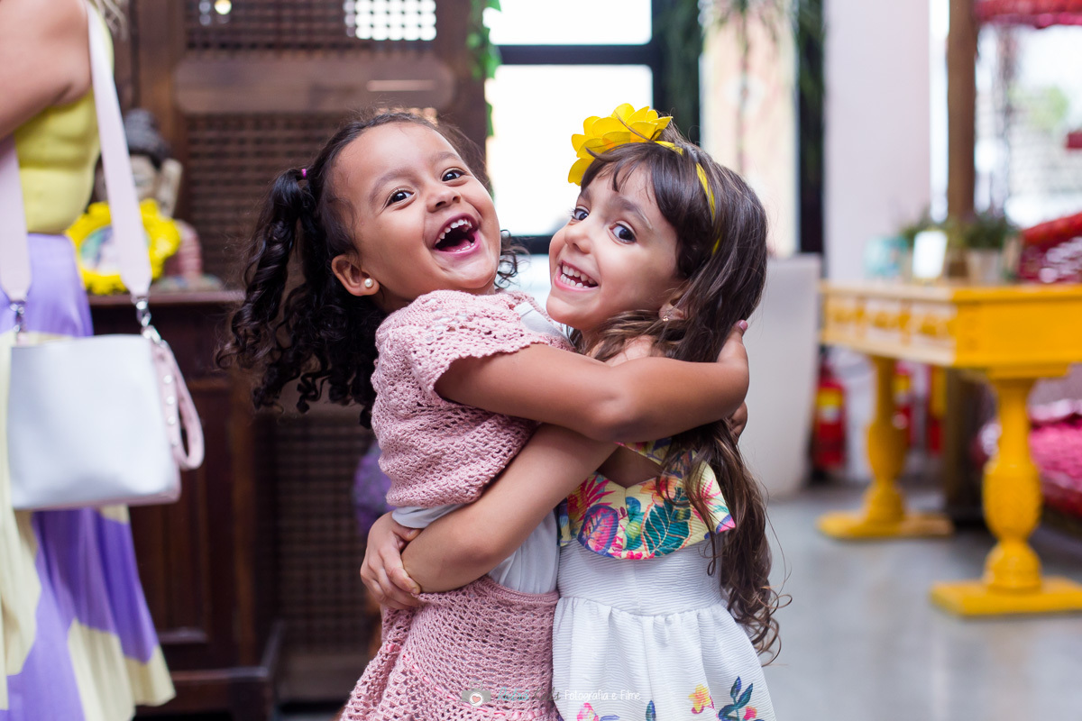 Abraço entre amigas para comemorar o aniversário da Laura para comemorar seus 5 anos