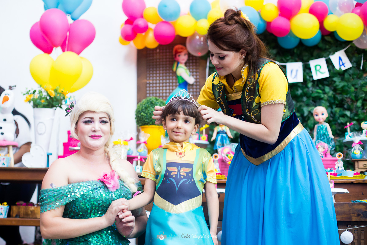 Apresentação da Frozen na festa infantil da Laura 