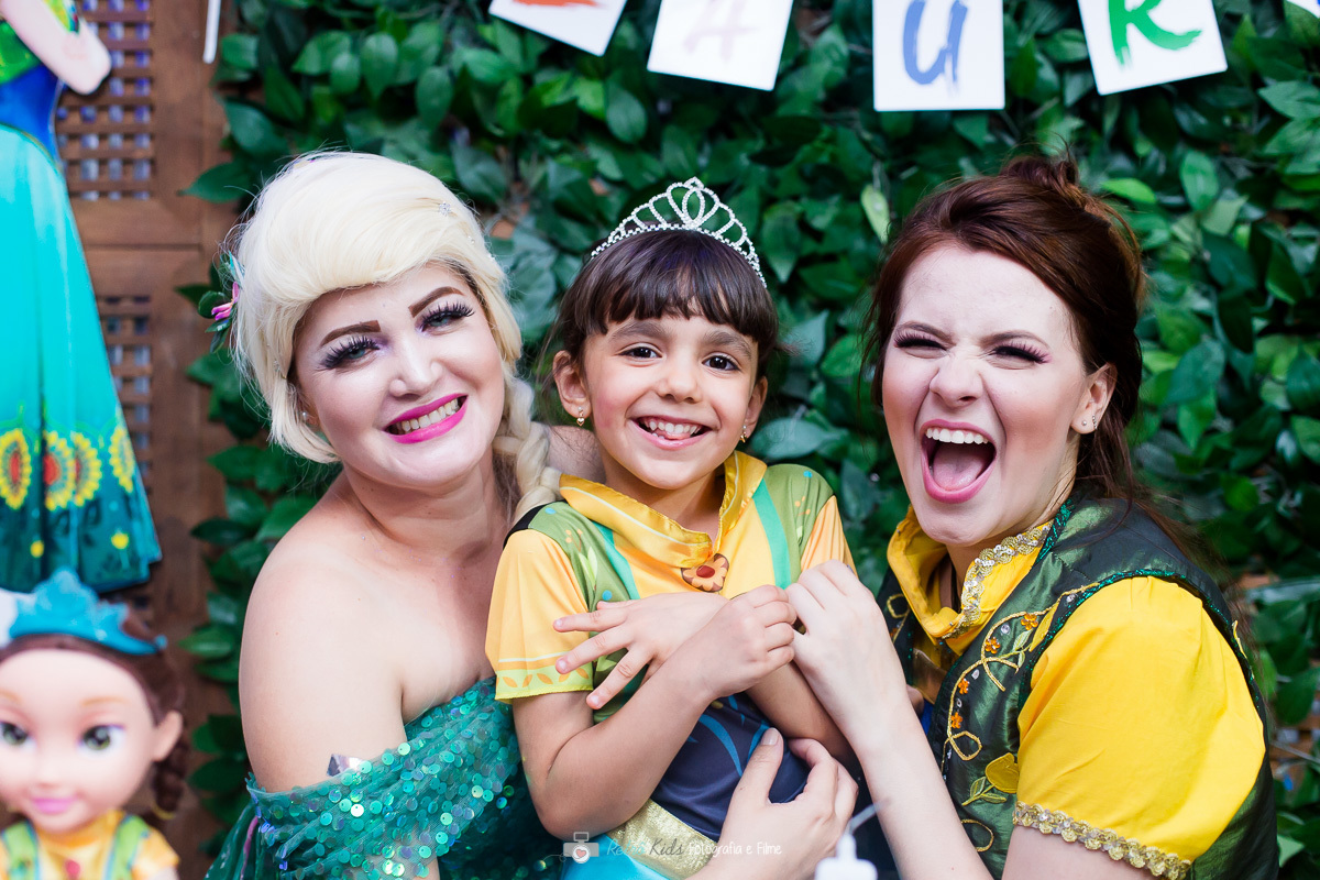 Muita brincadeira no parabéns da Laura com as personagens Frozen