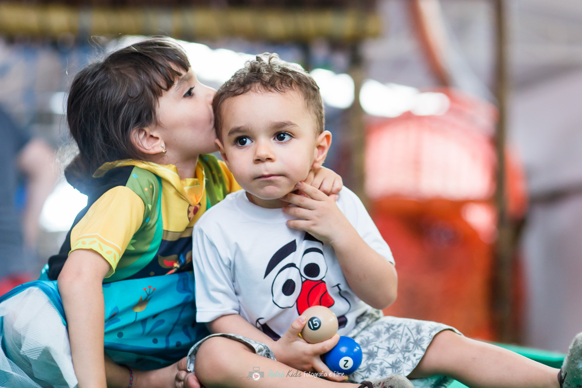 Retrato da Laura beijando seu irmão, fotografia sentimental entre irmãos 