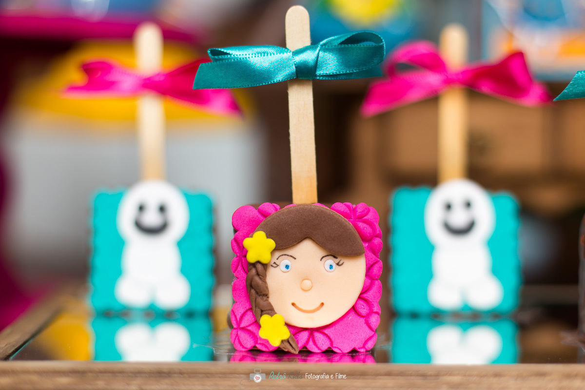 Docinhos personalizados da Frozen Fever para o aniversário infantil da Laura para comemorar seus 5 anos em Santo André SP.