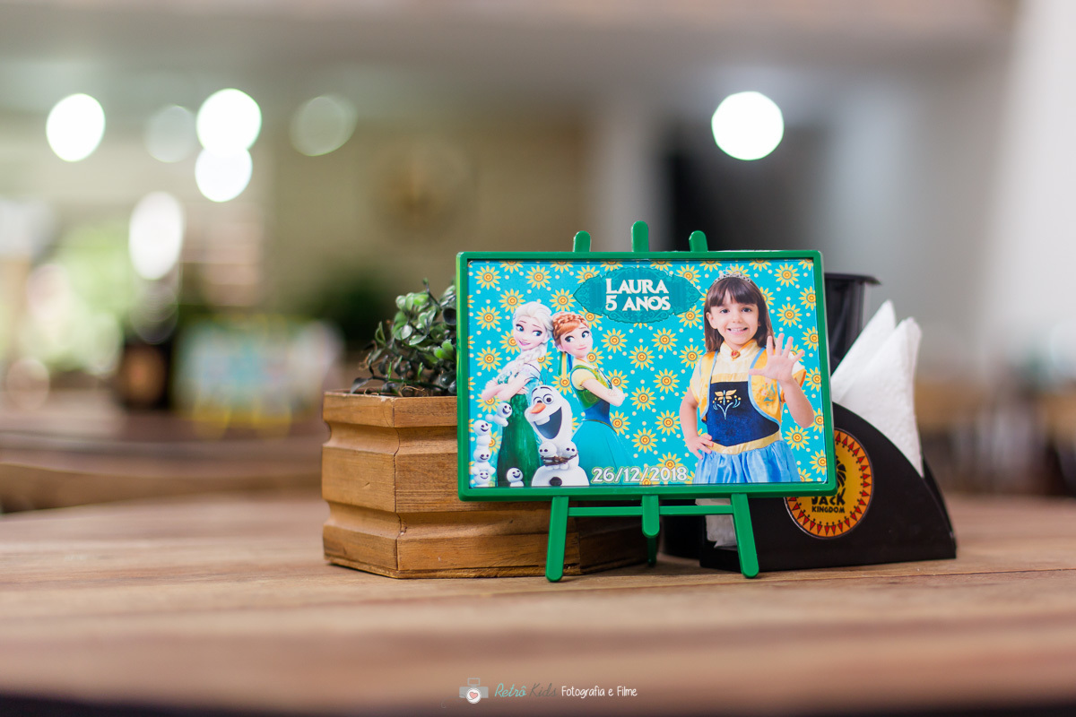 Fotografia personalizada da Laura na mesa do Buffet Espaço Jack Kingdom por Retrô Kids Fotografia